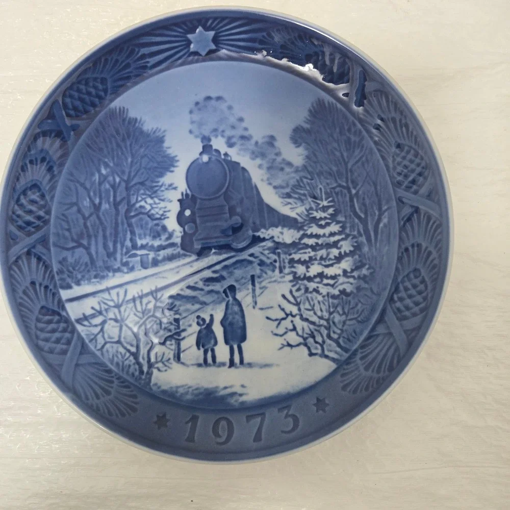 Royal Copenhagen 1973 Christmas Plate Going Home for Christmas Blue White 7in